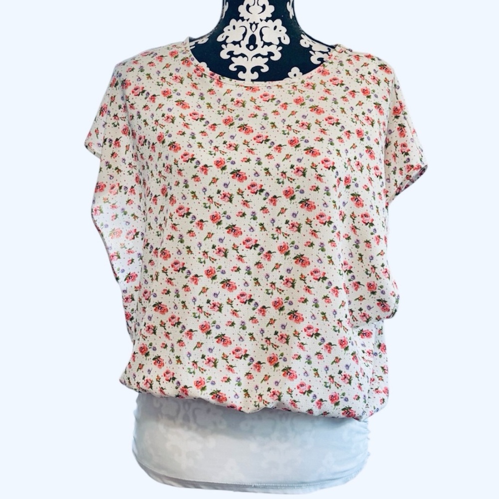 HJ388 Collection Cream Floral Blouse with Short  Open Flutter Sleeves Medium EUC